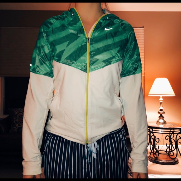 Women’s Nike running jacket - Picture 2 of 3